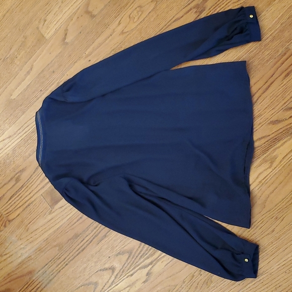 NWT Crescent Wassio pleated front navy split neck blouse, size medium - Picture 6 of 8